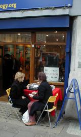 E-meter demonstration in front of shop