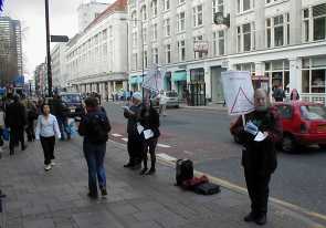 Protesters in the face of the shop