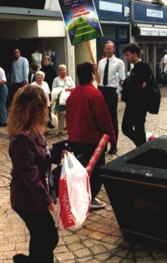 Yemperamental
clamette, tall clam and another anonymous protester, 29kB JPEG