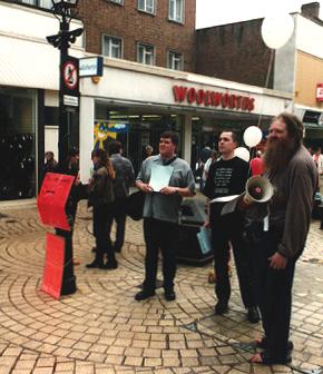 Dave, Martin
and anonymous at picket, 24kB JPEG