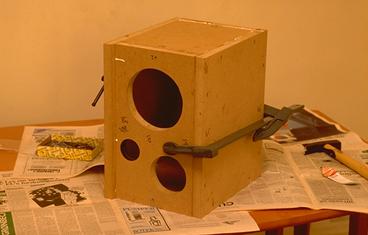 Box being clamped; JPG 12kB