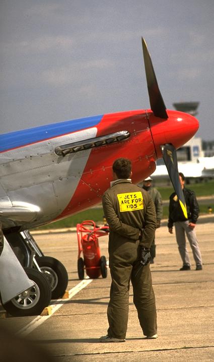 P51 Mustang with cool mechanic;
JPG 45kB